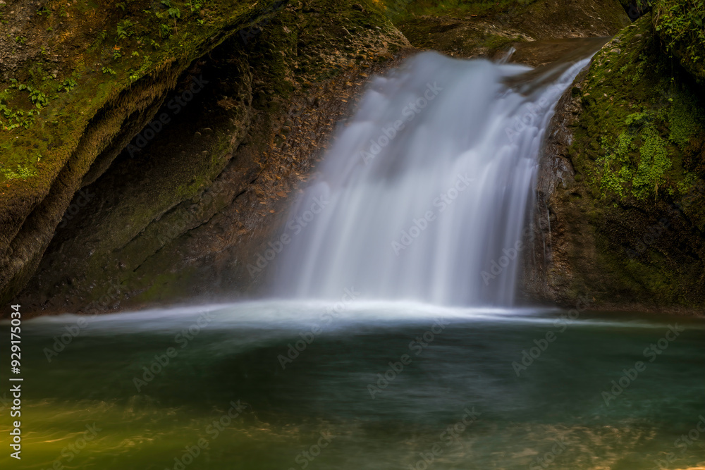Obraz premium Aufnahme vom einem Wasserfall in einem Tobel.