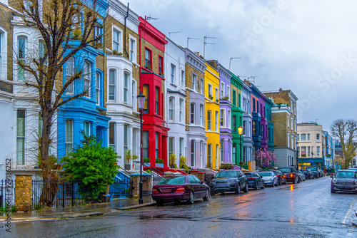 Canvas Print Rainy day in the Notting Hill neighborhood, on Lancaster Road, the legendary street of colorful Victorian-style houses with the reflection of the houses on the sidewalk and wet street