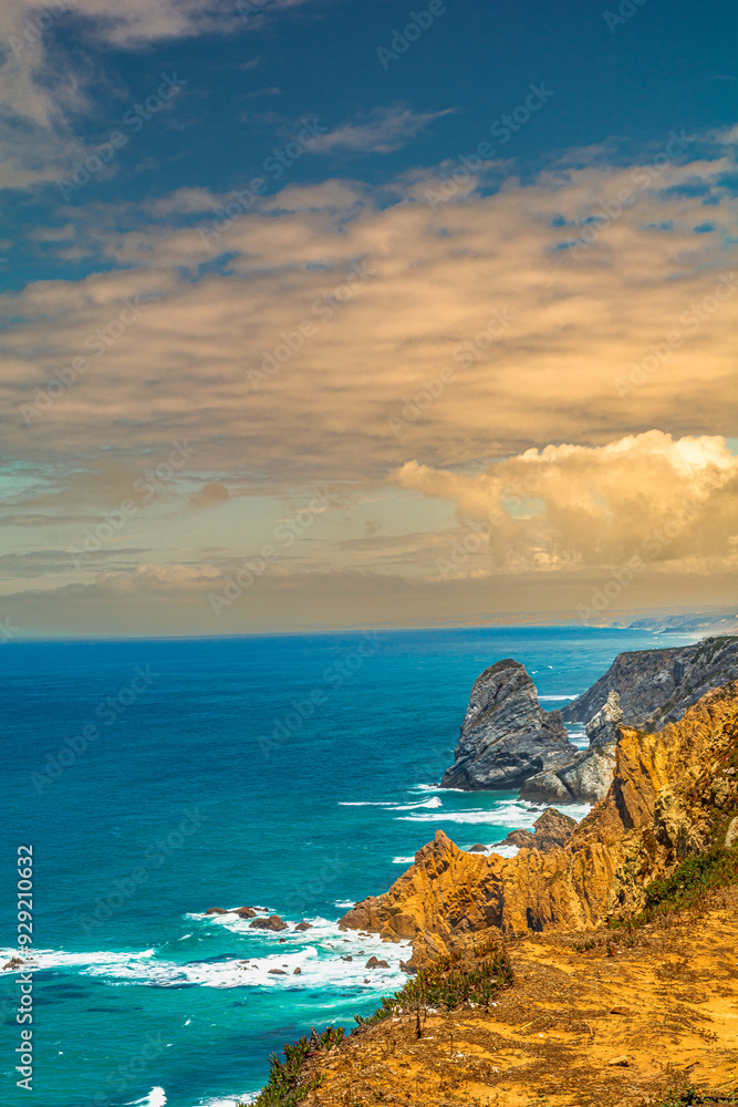 Fototapeta premium Cabo da Roca, il punto più occidentale d’Europa, un faro a picco sull’Oceano Atlantico, su falesie alte più di cento metri