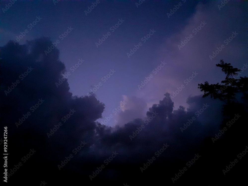Fototapeta premium Nuvole scure e chiare all'orizzonte di notte.