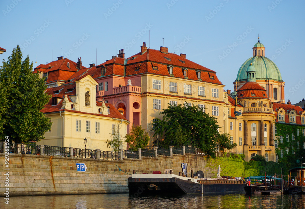 Naklejka premium Buildings by the river against sky