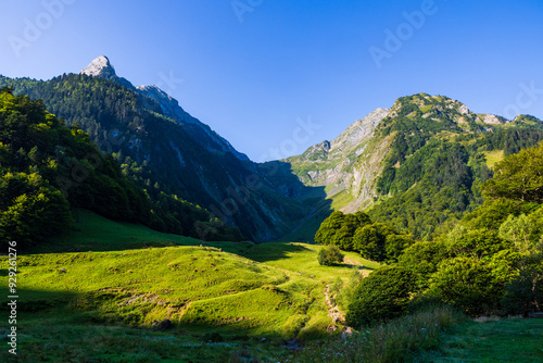 Chemin de l’Impératrice vers le refuge de Vénasque depuis l’auberge de l’Hospice de France au petit matin dans les Pyrénées près de Bagnères-de-Luchon