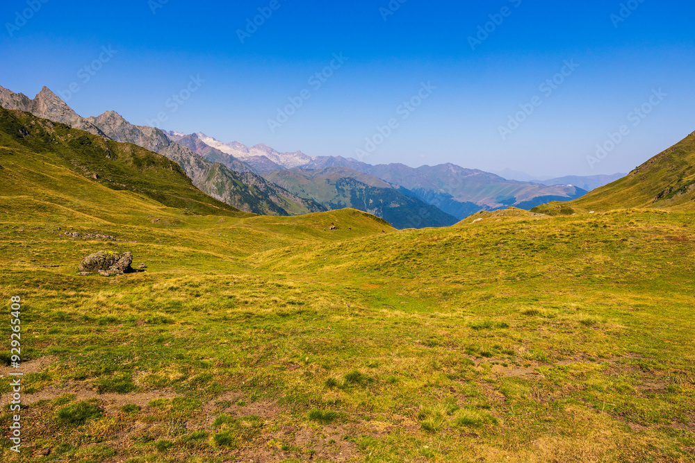 Fototapeta premium Panorama sur les Pyrénées françaises depuis le Plateau du Campsaure, à la frontière franco-espagnole