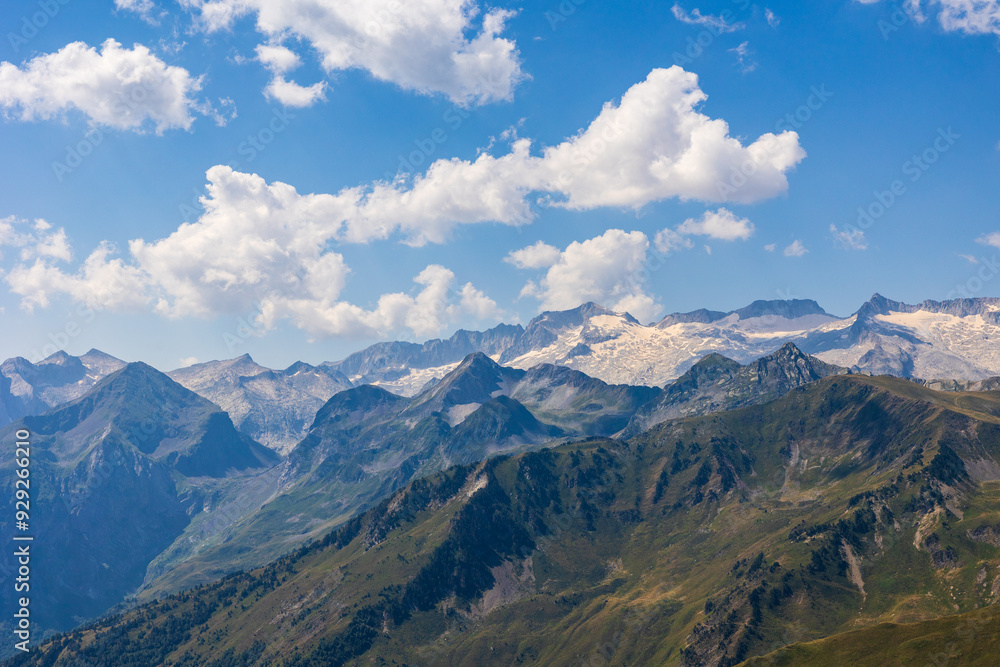 Panorama sur les Pyrénées espagnoles (dont le Pic d’Aneto) depuis le Pic de l’Entécade, près de Bagnères-de-Luchon Panorama sur les Pyrénées espagnoles (dont le Pic d’Aneto) depuis le Pic de l’Entécade, près de Bagnères-de-Luchon