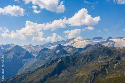 Panorama sur les Pyrénées espagnoles (dont le Pic d’Aneto) depuis le Pic de l’Entécade, près de Bagnères-de-Luchon