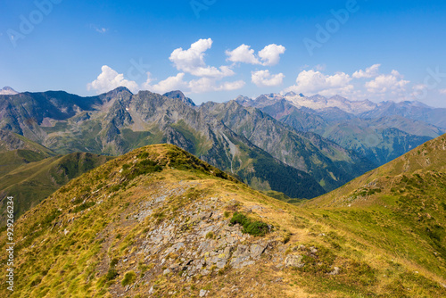 Panorama sur les Pyrénées françaises (dont le Pic Perdiguère) depuis le Pic de l’Entécade, près de Bagnères-de-Luchon