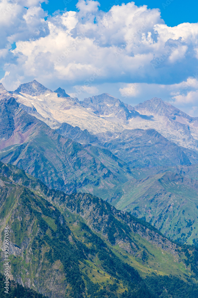 Obraz premium Pic Perdiguère (3222 m), Pic Lézat (3107 m), Pic du Maupas (3109 m) et Pic de Boum (3006 m) dominant le glacier des Crabioules en été dans les Pyrénées près de Bagnères-de-Luchon