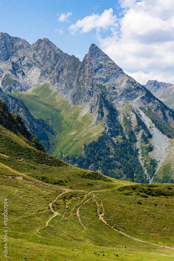 Obraz premium Pic de la Pique, culminant à 2387 m d’altitude, dans les Pyrénées françaises, depuis le Plateau du Campsaure à la frontière franco-espagnole