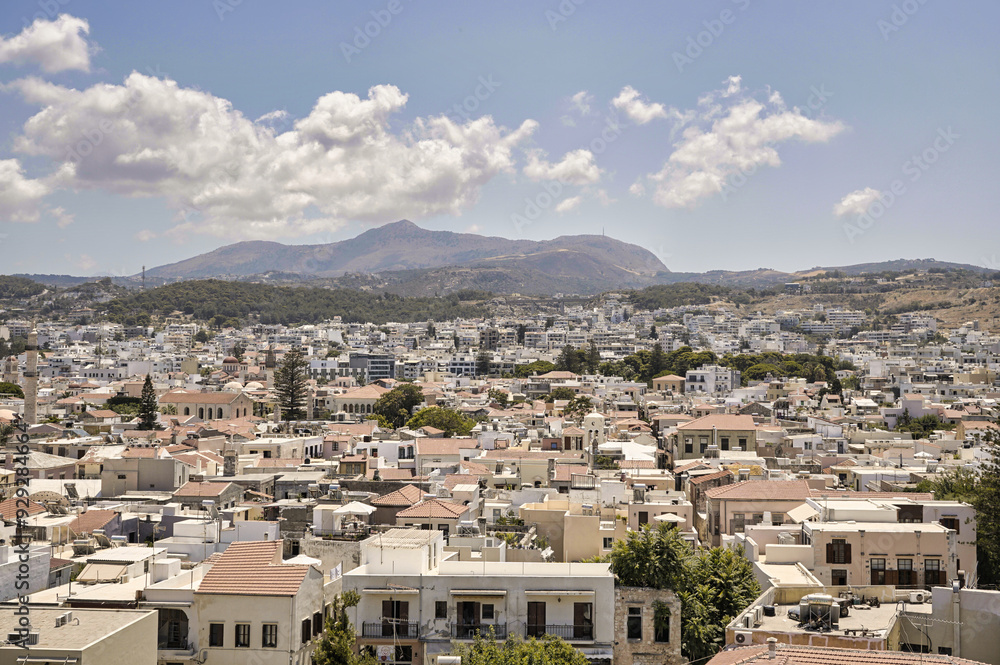 Obraz premium The buildings of the town of Rethymno on the island of Crete as seen from the Venetian fortress