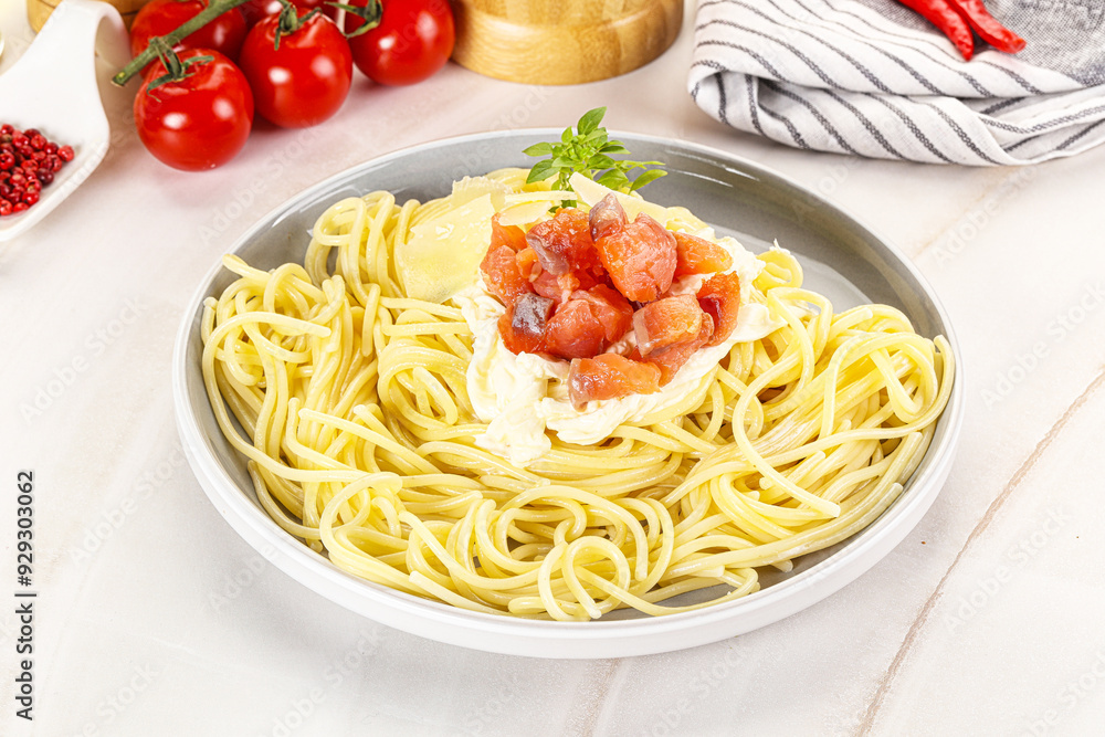 Pasta spaghetti with salmon and stracciatella Pasta spaghetti with salmon and stracciatella