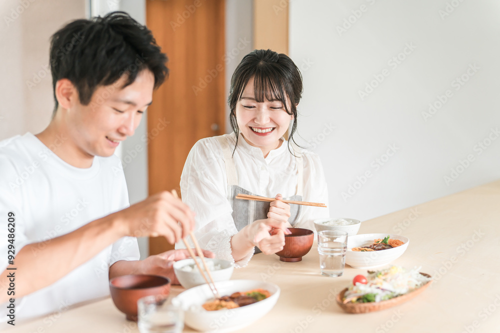 家で食事をする夫婦・カップル(味見・自炊)
家で食事をする夫婦・カップル(味見・自炊)