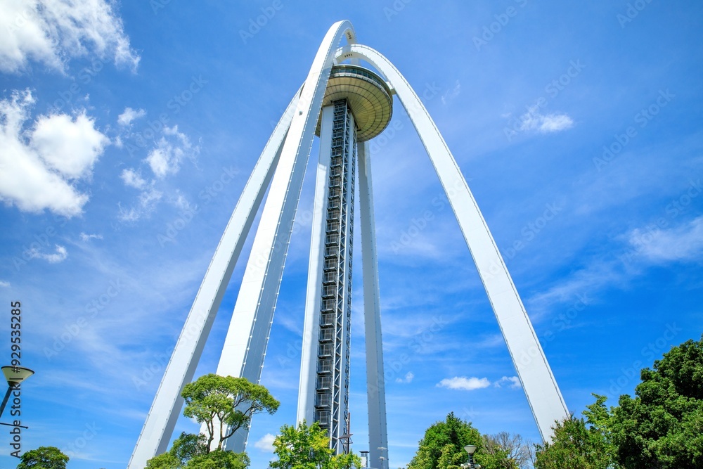 Obraz premium 一宮市、晴天下のツインアーチ138