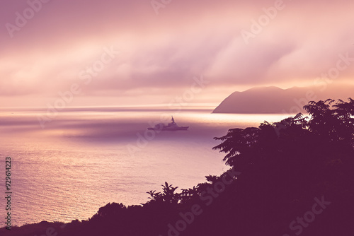 夜明けの五島灘に浮かぶ護衛艦らしき船