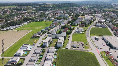 Drohnenaufnahmen einer kleinen Stadt - Lambach Oberösterreich