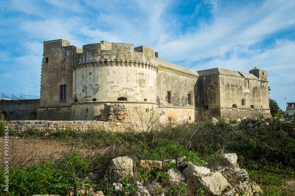 Panorama del castello del borgo fortificato di Acaya lungo il Cammino del Salento che da Lecce porta a Santa Maria di Leuca Panorama del castello del borgo fortificato di Acaya lungo il Cammino del Salento che da Lecce porta a Santa Maria di Leuca