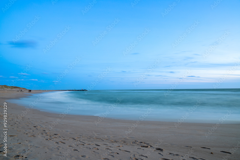 Obraz premium Blue hour after sunset by the sea, North Sea Denmark