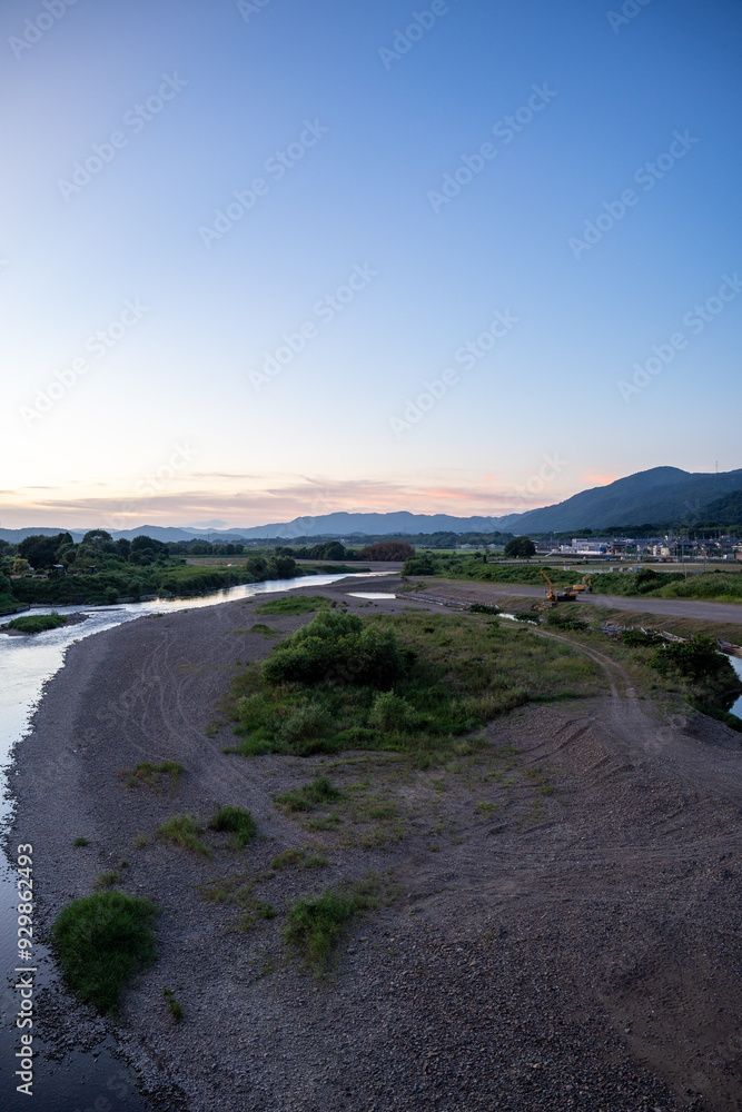 夕暮れ時の美しい川風景 夕暮れ時の美しい川風景