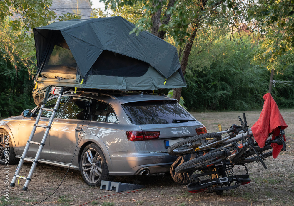 mobilny dom w podróży na kampingu