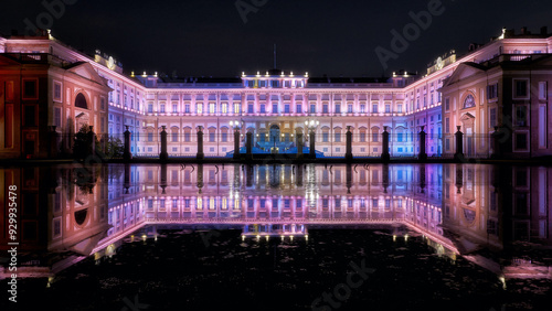 La Villa Reale di Monza, le luci che creano meravigliosi riflessi nell'acqua antistante. La perfetta simmetria e la brillantezza delle luci accentuano l'eleganza e la maestosità della scena.