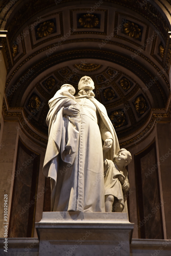 Statue de saint Vincent de Paul à l'église de la Madeleine à Paris. France Statue de saint Vincent de Paul à l'église de la Madeleine à Paris. France
