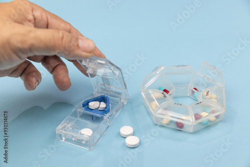 Cuadro en lienzo Senior man using pill splitter or pill cutter.