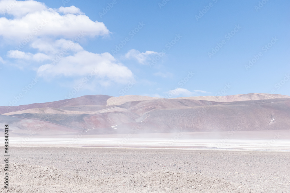 Fototapeta premium Montañas al lado de la ruta. Sendero entre montañas. Con viento y nieve.