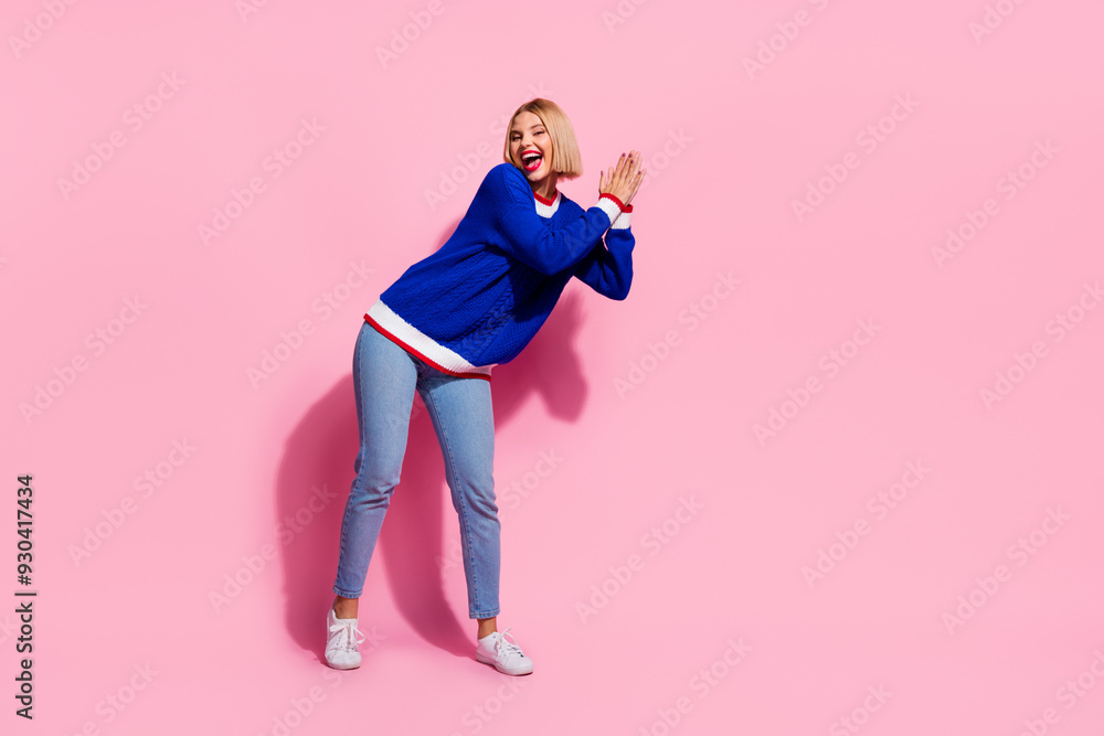 Full body length photo of young positive dancer woman wear jeans and blue jumper clapping arms congrats isolated on pink color background Full body length photo of young positive dancer woman wear jeans and blue jumper clapping arms congrats isolated on pink color background