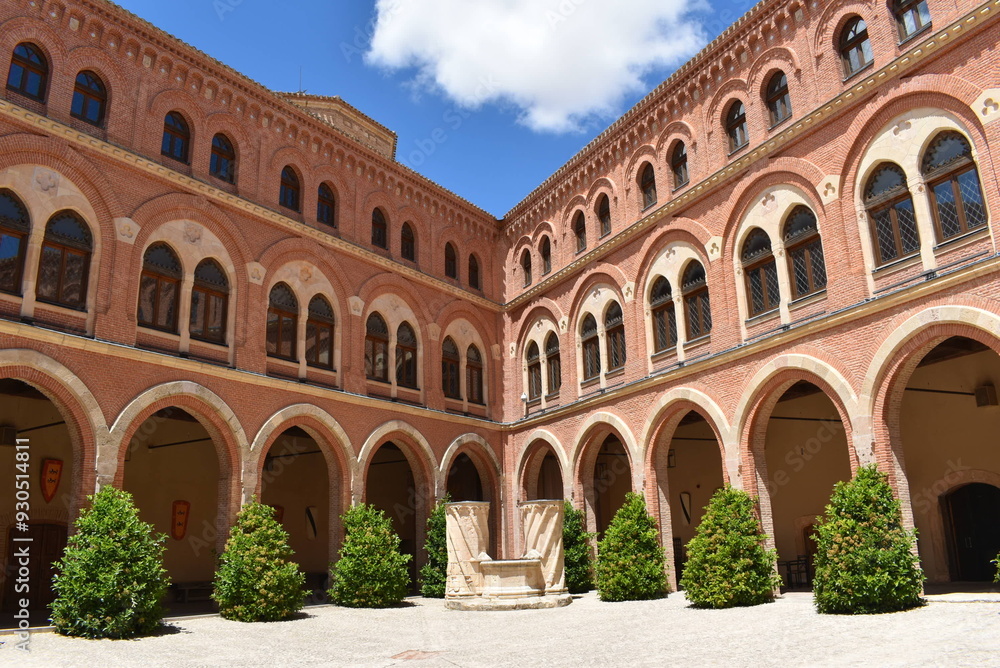 Fototapeta premium Patio interior de castillo con ladrillo rojizo
