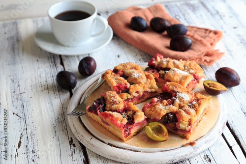 Zwetschgenkuchen mit Streusel mit kaffee photo