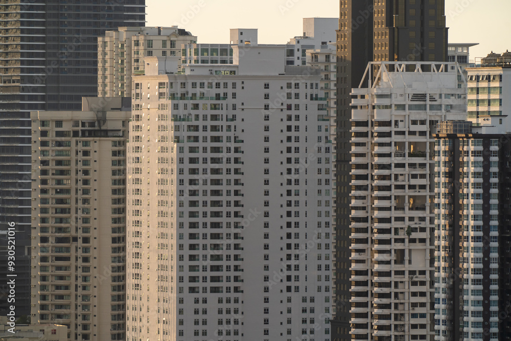 Obraz premium PENANG, MALAYSIA - MAY 17, 2023: Aerial view of Georgetown cityscape featuring tall buildings.