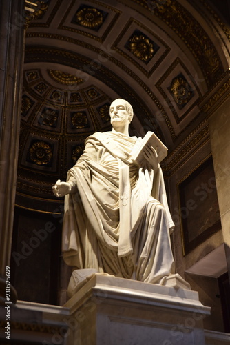 Statue à l'église de la Madeleine à Paris. France photo