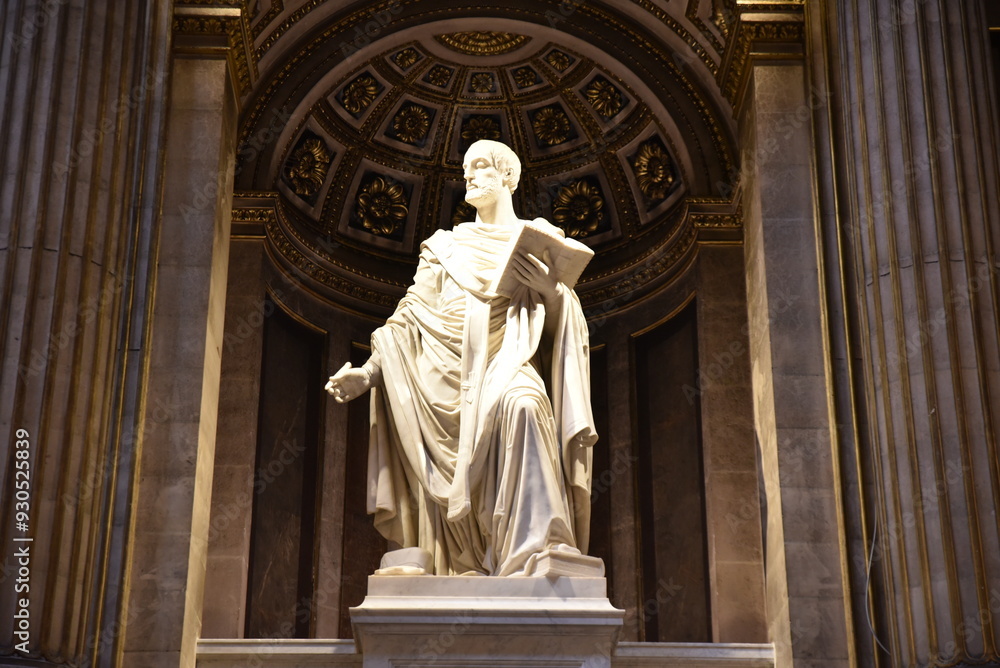 Obraz premium Statue de marbre à l'église de la Madeleine à Paris. France