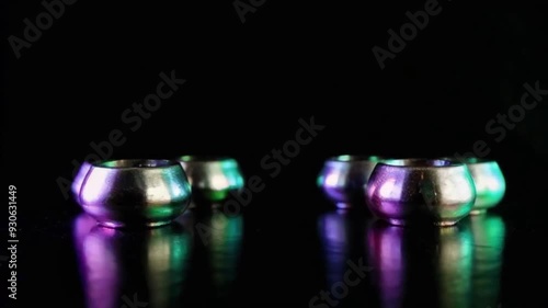 Metallic objects smoothly change color as light moves