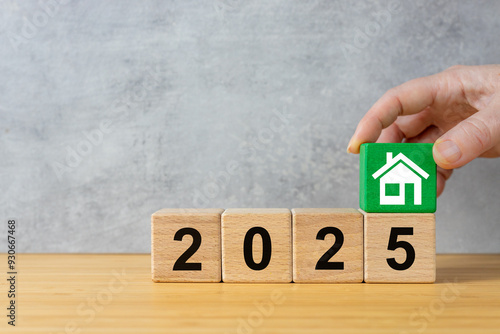 Obraz na płótnie 2025. Business and financial concept, market analysis, real estate costs, housing prices, rent a house, Decreasing or rising mortgage rates.Wooden blocks with the year 2025 green with a house icon w salonie
