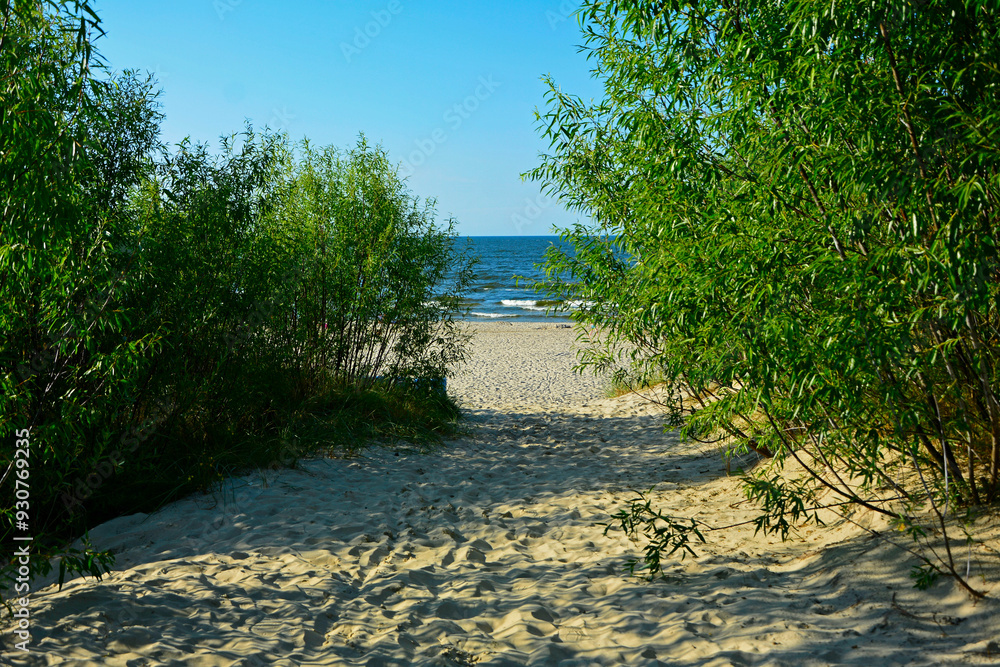 przejście na plażę, nadmorski krajobraz, piaszczysta ściezka i błękitne niebo, passage to the beach, seaside landscape, sandy path and blue sky
