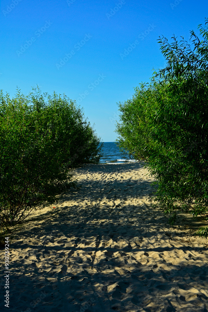 przejście na plażę, nadmorski krajobraz, piaszczysta ściezka i błękitne niebo, passage to the beach, seaside landscape, sandy path and blue sky