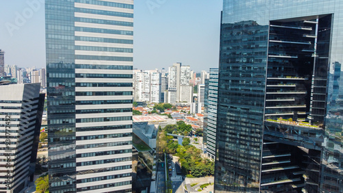 Vista aérea de um prédio comercial de fachada espelhada, destacando a arquitetura moderna e as superfícies de vidro, um ícone da paisagem urbana e dos negócios na cidade photo