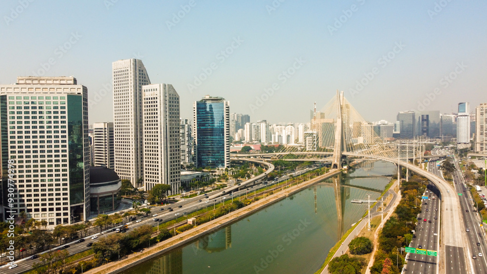 Ponte Estaiada de São Paulo, destacando sua arquitetura moderna e a vista da cidade Ponte Estaiada de São Paulo, destacando sua arquitetura moderna e a vista da cidade