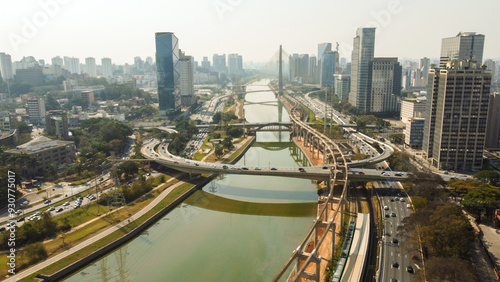 Visão aérea rio pinheiros marginal na cidade de são paulo sp brasil