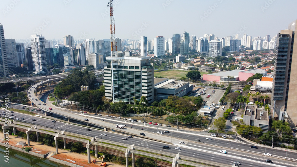 Fototapeta premium Vista das faixas de trânsito da Avenida Marginal Pinheiros, uma das principais vias de São Paulo, destacando o tráfego urbano