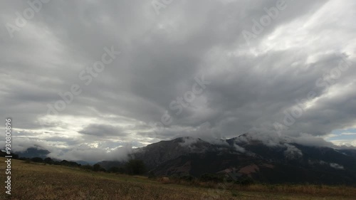 timelapse cielo con nuvole e montagne, risoluzione 4k