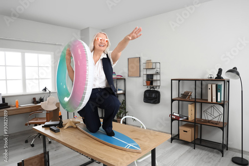 Senior businesswoman surfin...
