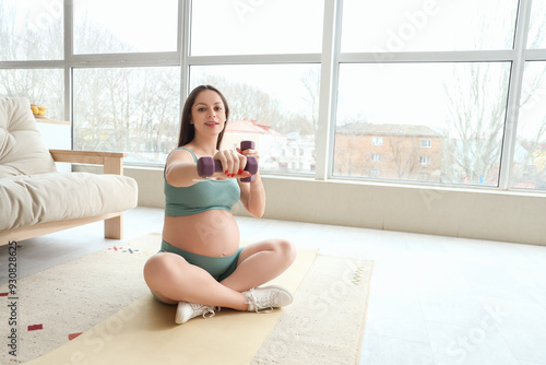 Sporty pregnant woman train...