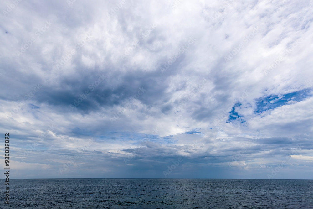 Corpo nuvoloso sul mare calmo prima della pioggia Corpo nuvoloso sul mare calmo prima della pioggia