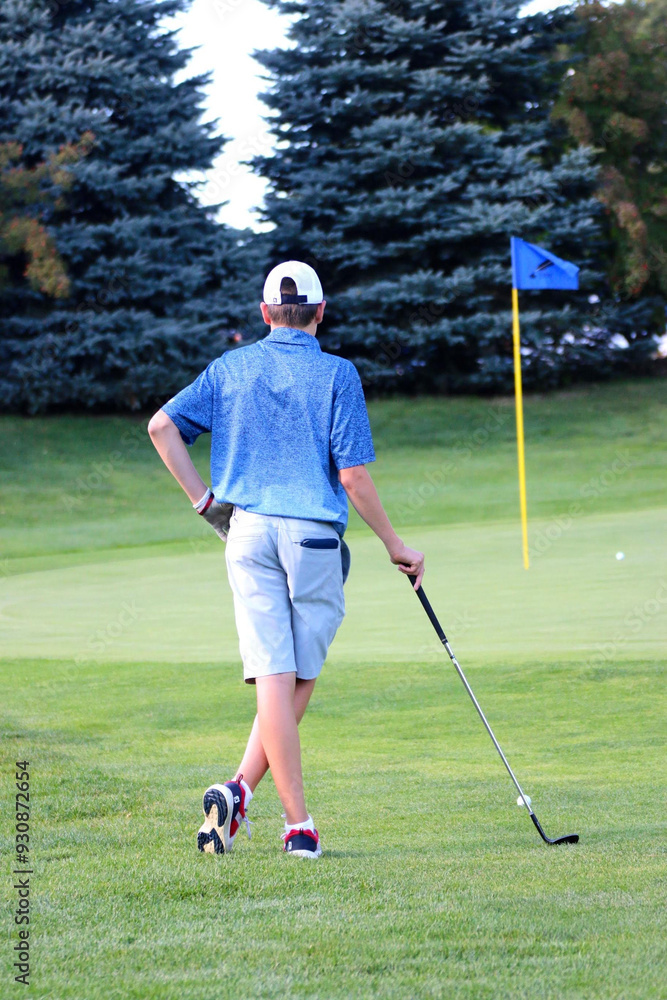 Obraz premium Golfer reading the putting green
