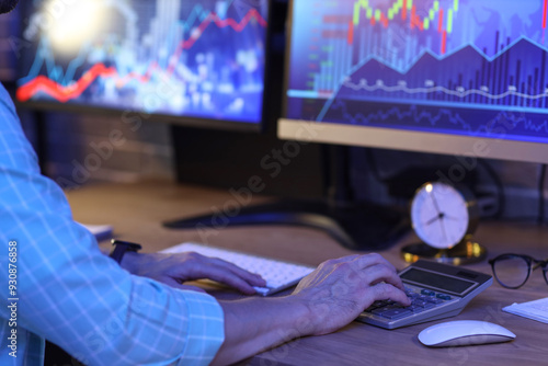 Male trader working with ca...