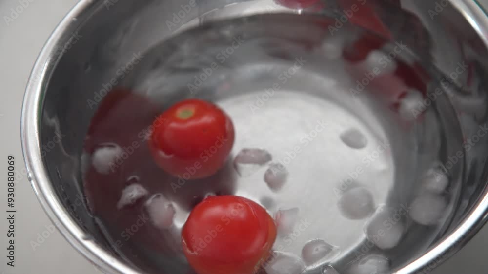 茹でたトマトを冷水にさらす様子 茹でたトマトを冷水にさらす様子
