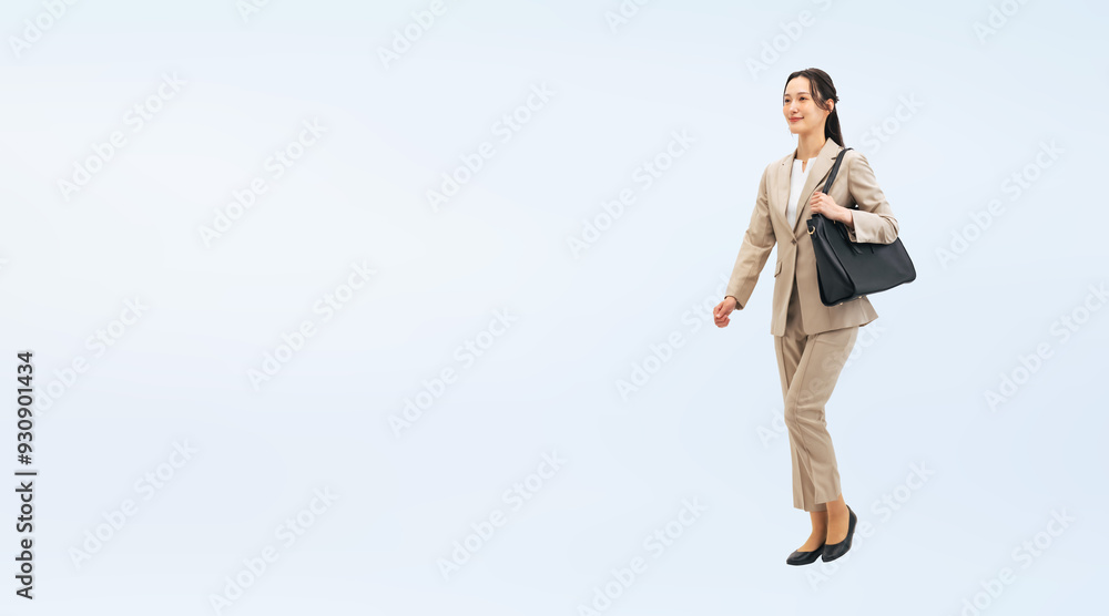歩く女性ビジネスパーソンの全身写真(切り抜き背景透過PNGも販売しております。作成者リンクから「PNG」で検索してください) 歩く女性ビジネスパーソンの全身写真(切り抜き背景透過PNGも販売しております。作成者リンクから「PNG」で検索してください)