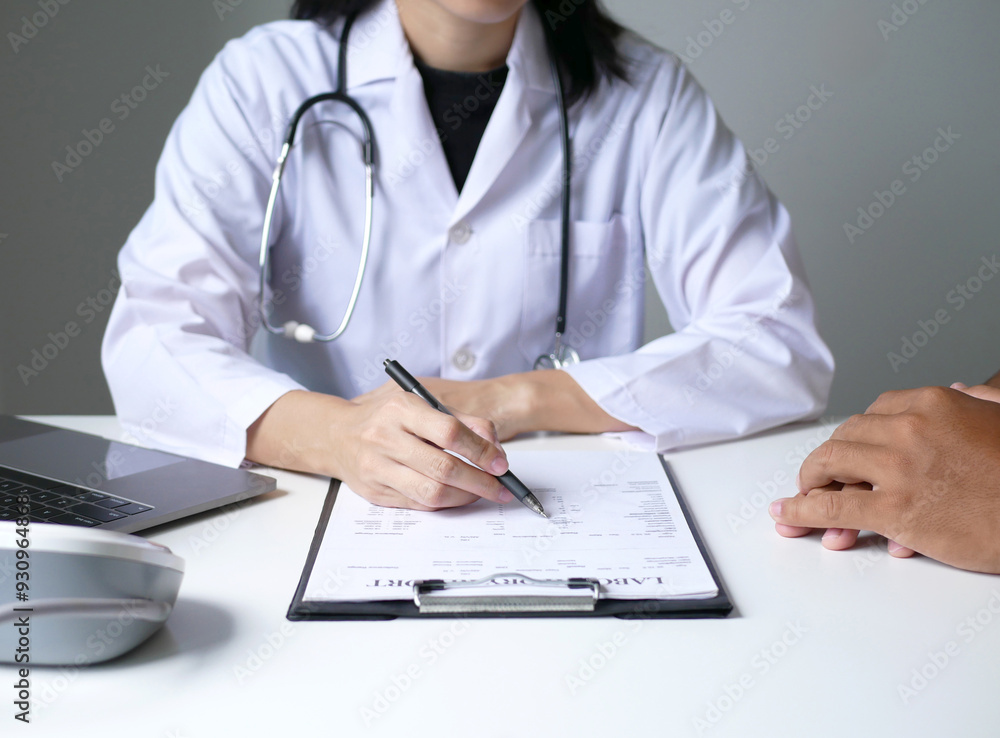 Asian female doctor explains medical information and diagnoses disease Treat patients, make appointments to listen to results after physical examination. Medical and wellness concept Asian female doctor explains medical information and diagnoses disease Treat patients, make appointments to listen to results after physical examination. Medical and wellness concept