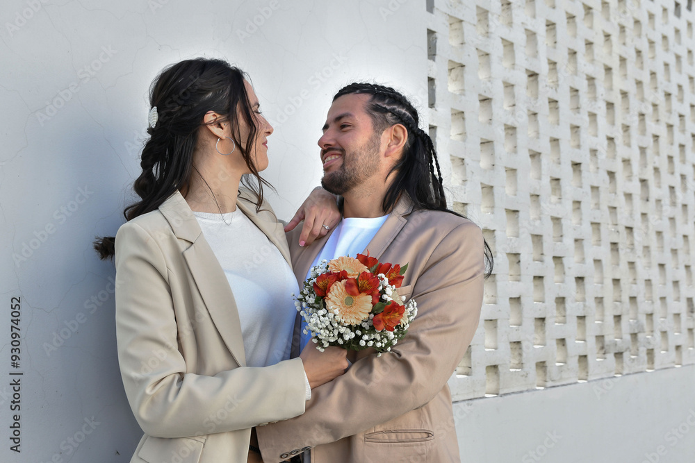 Pareja felizmente casados y enamorados